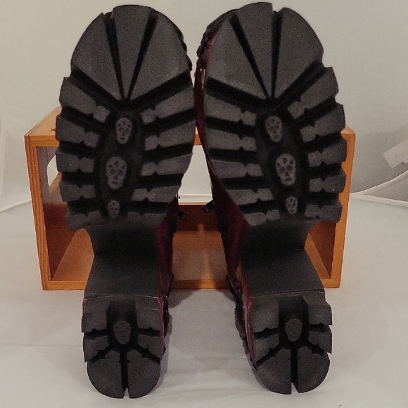 Shimmering Lace-Up Platform Boots - Picture 5 of 8